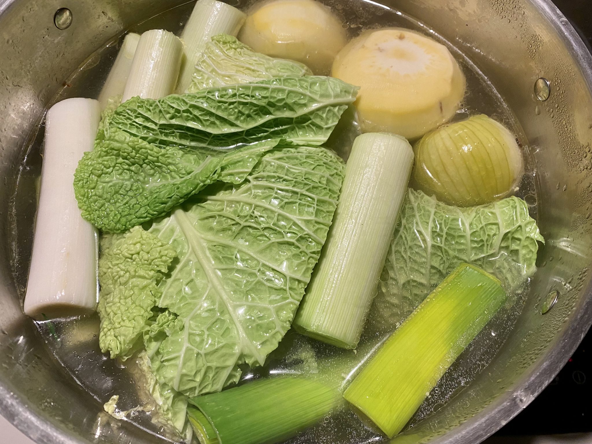 La poule au pot sauce blanche à l'ancienne de ma grand-mère