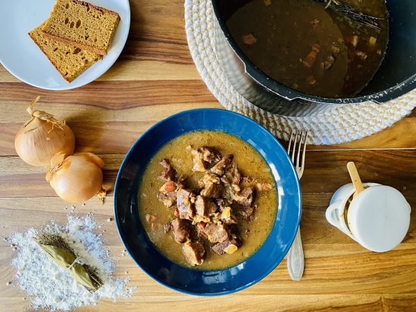 La poule au pot sauce blanche à l'ancienne de ma grand-mère
